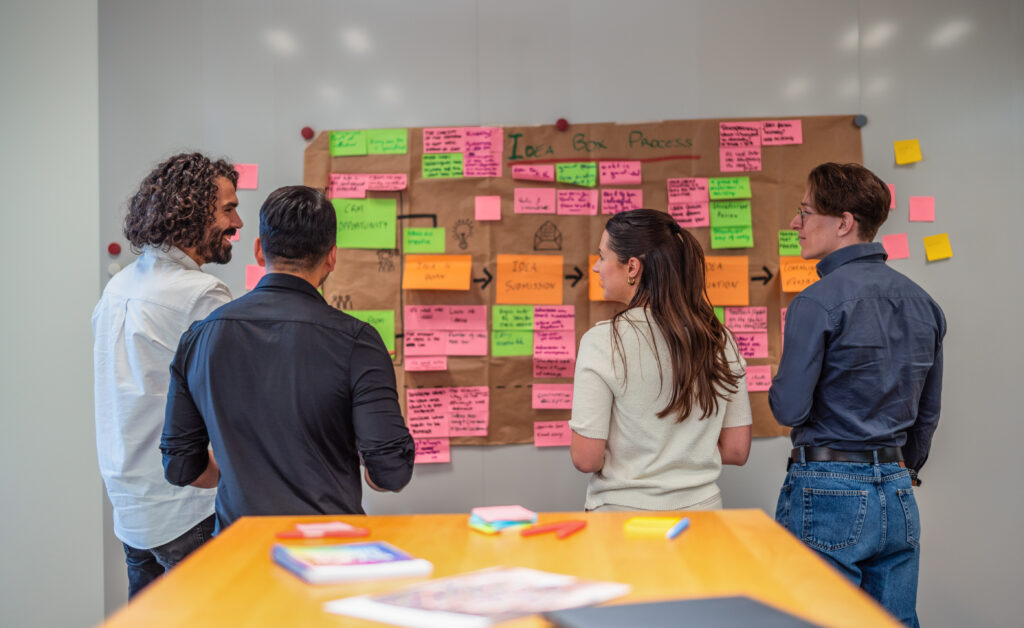 exberry_gnt-corporate-office-people-teamwork-02-van-sleeuwen-builder-rawat-almeida-monteiro